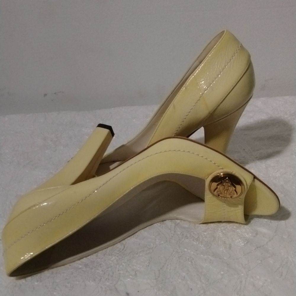 Gucci heels sz 8 B color vanilla yellow leather has a few spots new see the pict